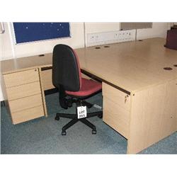 LIGHT OAK DESK, 4 DRAWER PEDESTAL, 1 X CHAIR.