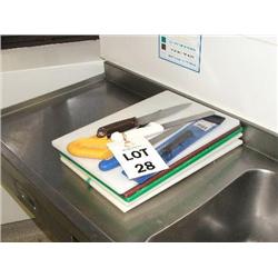 SET 0F KITCHEN KNIVES & CHOPPING BOARDS