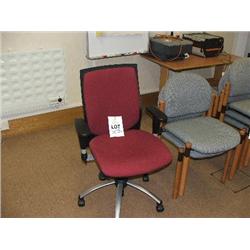 5 MATCHING OFFICE CHAIRS, 1 X TAMBOUR UNIT, 1 X RED OPERATORS CHAIR.