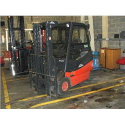 LINDE E 20 4 WHEEL ELECTRIC COUNTERBALANCE FORK TRUCK WITH FULL CANOPY, YEAR 2004.