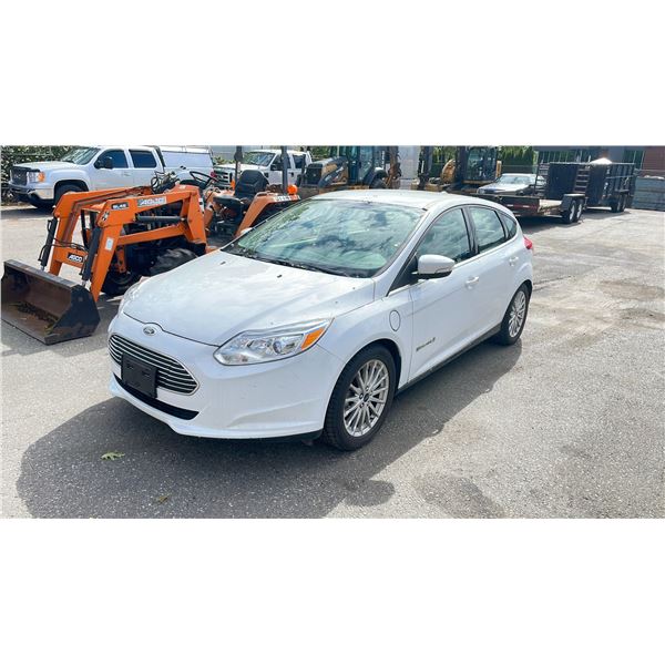 *R* 2016 FORD FOCUS, 4DR HATCHBACK, WHITE, VIN 1FADP3R45GL353658,