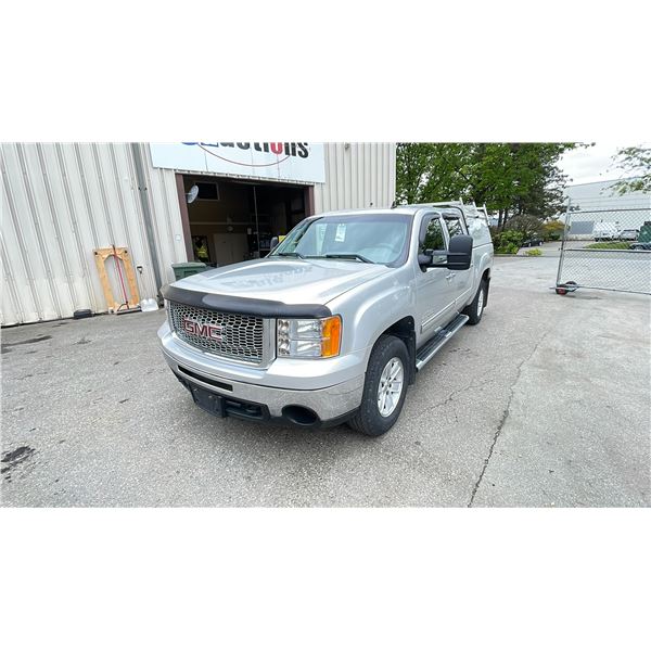 *R* 2010 GMC SIERRA, NEVADA EDITION, 4DR CREWCAB, GREY, VIN 3GTRKUEA8AG169108,