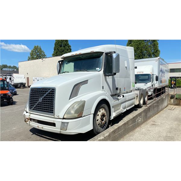 *R* 2013 VOLVO D13 SEMI TRUCK, WHITE, VIN 4V4NC9EJ3DN569005