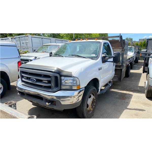 *R* 2004 FORD F550 XL SUPERDUTY, DIESEL, WHITE, 2DR FLAT DECK, AUTOMATIC, 6.0L, VIN