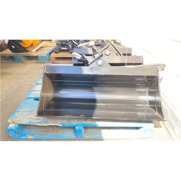 MIVA BLACK MINI EXCAVATOR BUCKET ATTACHMENT (32"W)