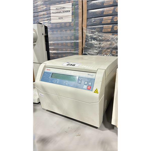 THERMO SCIENTIFIC HERAEUS MEGAFUGE 8 COMMERCIAL LABORATORY CENTRIFUGE *NEEDS POWER CABLE*