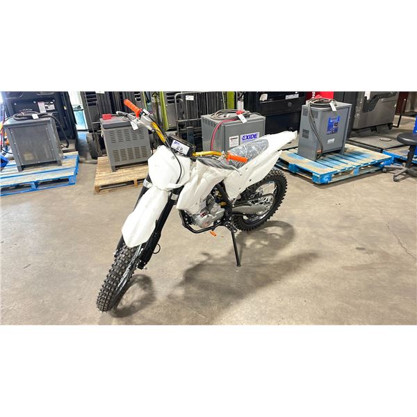 2021 APOLLO ZHEJIANG ZHENGLONG SPORTS UTENSILS CO. 250CC DIRT BIKE, WHITE GAS, MANUAL, VIN