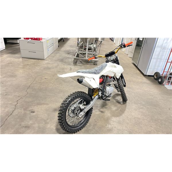 白 2021 APOLLO ZHEJIANG ZHENGLONG SPORTS UTENSILS CO. 250CC DIRT BIKE