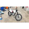 Image 4 : 2021 APOLLO ZHEJIANG ZHENGLONG SPORTS UTENSILS CO. 250CC DIRT BIKE, WHITE GAS, MANUAL, VIN