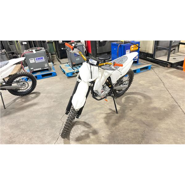 2021 APOLLO ZHEJIANG ZHENGLONG SPORTS UTENSILS CO. 250CC DIRT BIKE, WHITE GAS, MANUAL, VIN