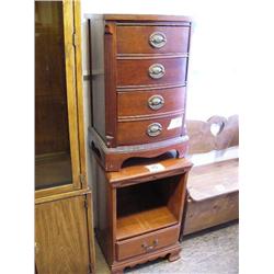 Lot of: 2 nightstands (130)