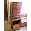 Image 1 : Lot of: 2 nightstands (130)