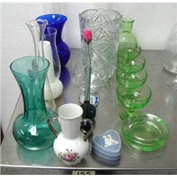 Lot of Vases green depression glass and wedge wood style heart box (130)