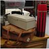 Image 2 : Lot of: Golf bag telephone, travel case by American Tourister and lunch pack with 2 thermoses, box, 