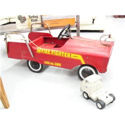 Lot of: Old child's fire truck with bell on hood and Chevron truck (138)