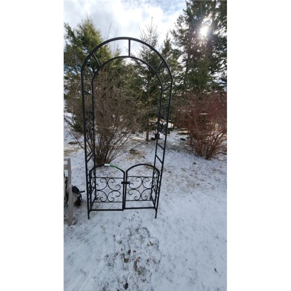 Metal archway gate 40"wx16"dx8"h