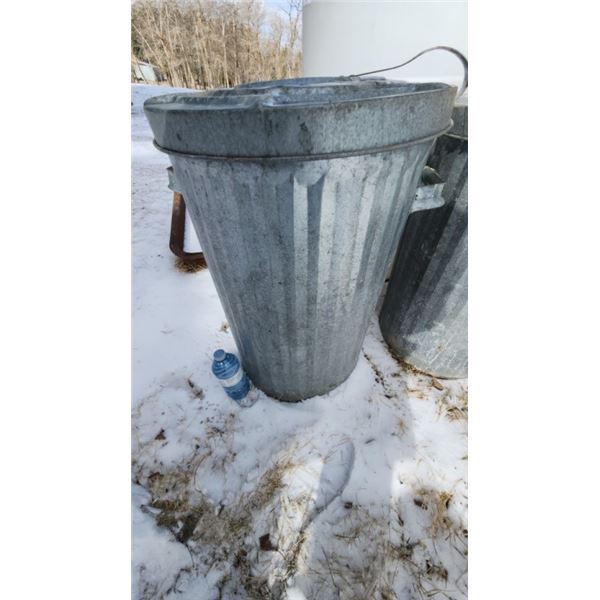 Metal trash can w/ lid