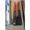 Image 3 : 2 rivet tools, rivets