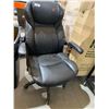Image 1 : La-Z-Boy Manager Office Chair with Adjustable Headrest