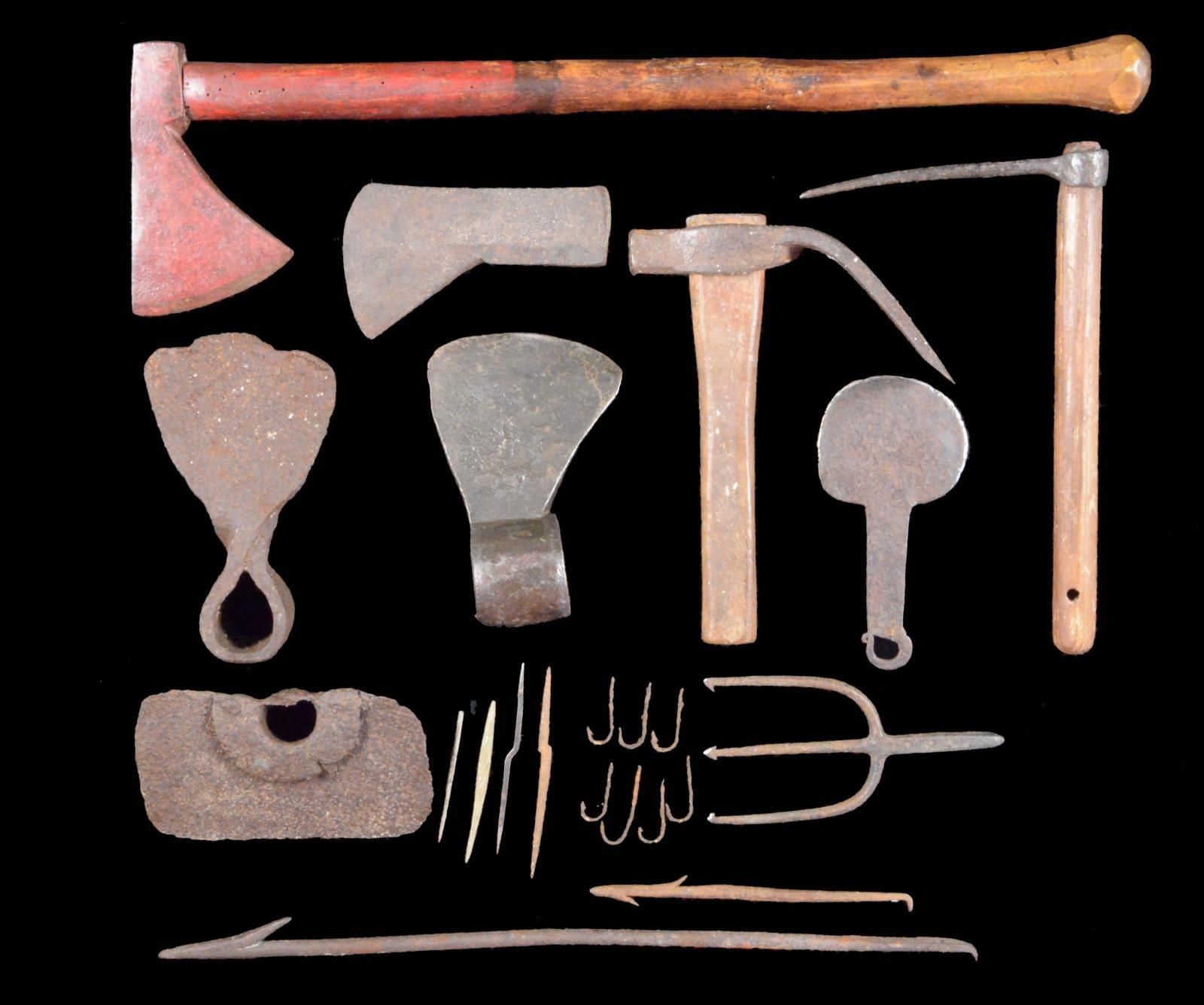 LARGE GROUP OF PUBLISHED TRADE GOODS. - Poulin Auctions