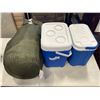 Image 1 : 2 SMALL COOLERS AND SLEEPING BAG
