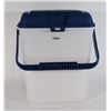 Image 1 : RUBBERMAID TOTE WITH A COUPLE TUPPERWARE