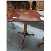 Image 1 : Small Mahogany Pedestal Bombay End Table