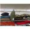 Image 1 : Decorator Pillows - 2 Shelves