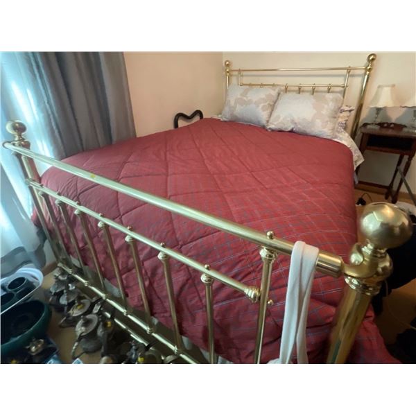 Queen Size Brass Bed & Mattress & Bedding 60W