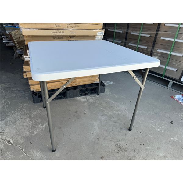 *NEW IN BOX* ICEBERG 34" SQUARE FOLDING TABLE