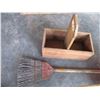 Image 3 : Snow Scoop, Broom, Wooden Carrying Case