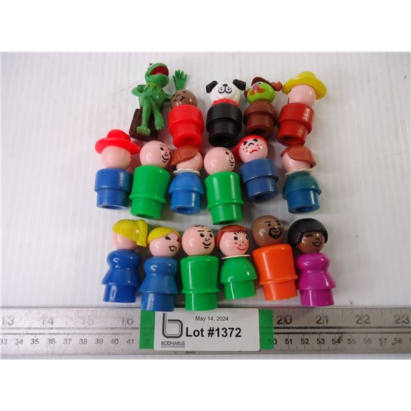 (16) Fisher Price Little People and Small Kermit Figure