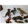 Image 5 : Dragon Head Rings - Plastic Car - Skeleton Parts w/2 Stands - Plastic Dinosaurs