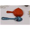 Image 3 : Various Items - Small Enameled Pan and Spoon, Crank Handle, White Chain, Rings, Small Rusty Watering