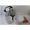 Image 6 : Sunbeam Mix Master w/2 Glass Bake Mixing Bowls, And Juicer Accessories (working)