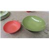 Image 8 : Vintage 4 Piece Canister Set , 25 Pieces of Plastic Tableware