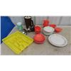 Image 1 : 1950s Bolero Therm-o-ware Insulated Mug , 33 Pieces Melmac Tableware, Plus