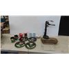 Image 1 : Pyrex Cake Pan , Stand Up Corkscrew Remover, 6 Pieces Fleurs De Minuit , Salt and 