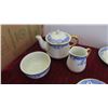 Image 2 : 15 Pieces of Shell England China Tea Set 