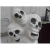 Image 4 : Halloween Skull Heads Blow Mold 31'' Tall 