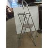 Image 1 : 2 Step Aluminum Ladder with Paint Tray