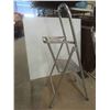 Image 4 : 2 Step Aluminum Ladder with Paint Tray
