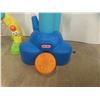 Image 2 : Little Tikes Fun Zone, Push and Ride Racer, 3 Kids TV Trays, Plus