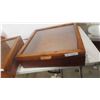 Image 6 : 2 Table Top Display Cases 6 1/2'' x 22'' x 22'' 