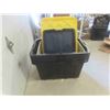 Image 7 : 5 Totes with Lids (4) 102L (1) 80L