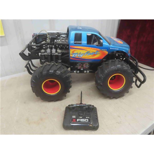 Remote Control Big Foot Monster Truck 25 1/2'' x 17'' x 13'' (Damage to Body, See