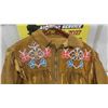 Image 3 : Vintage Cree First Nations Fringed and Beaded Hide Jacket Size Medium - Very