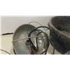 Image 3 : 3 Brooder Lights, 2 Feed Buckets 