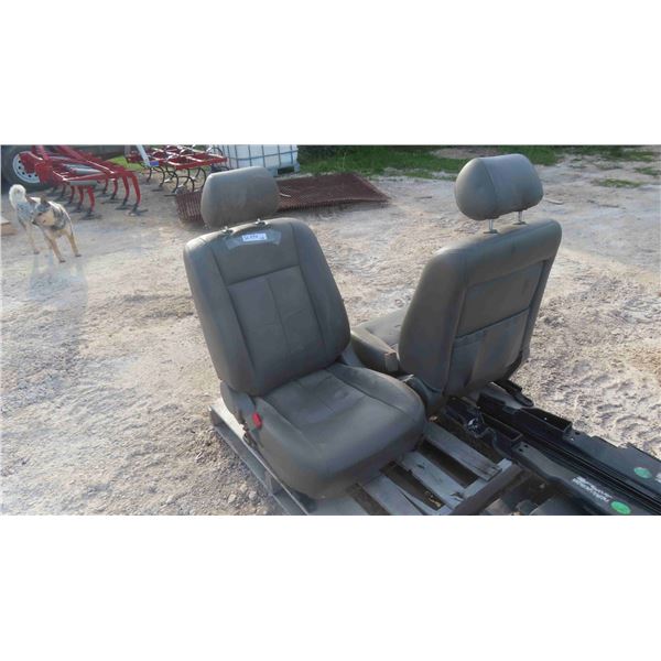 2 Leather Bucket Seats 