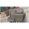 Image 4 : 2 Leather Bucket Seats 